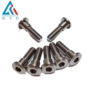 M8 títan diskboltar að aftan